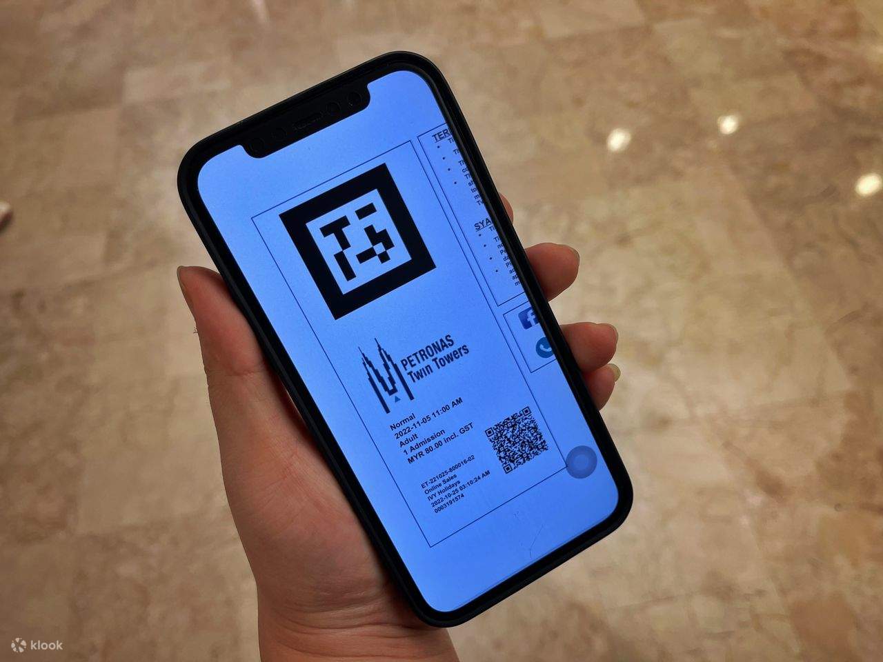 menggunakan aplikasi untuk memesan tiket