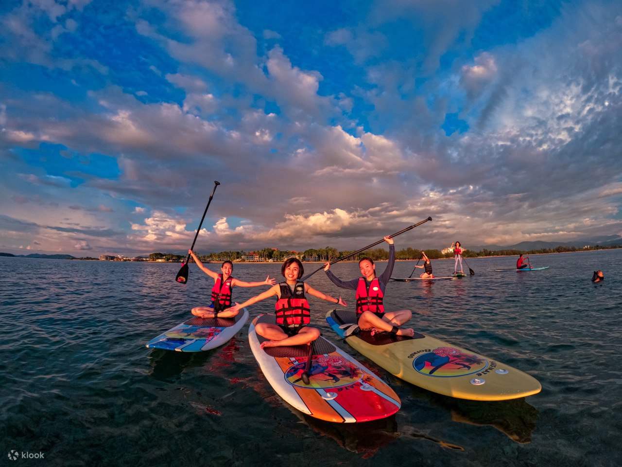 在桨板冲浪的三位女孩