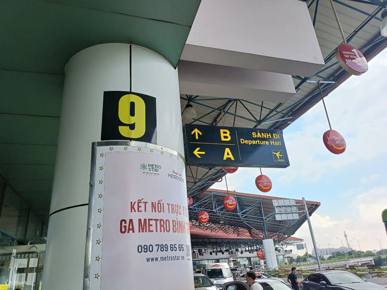 内排国际机场 (HAN)。国内航厦，2 楼，09 号柱