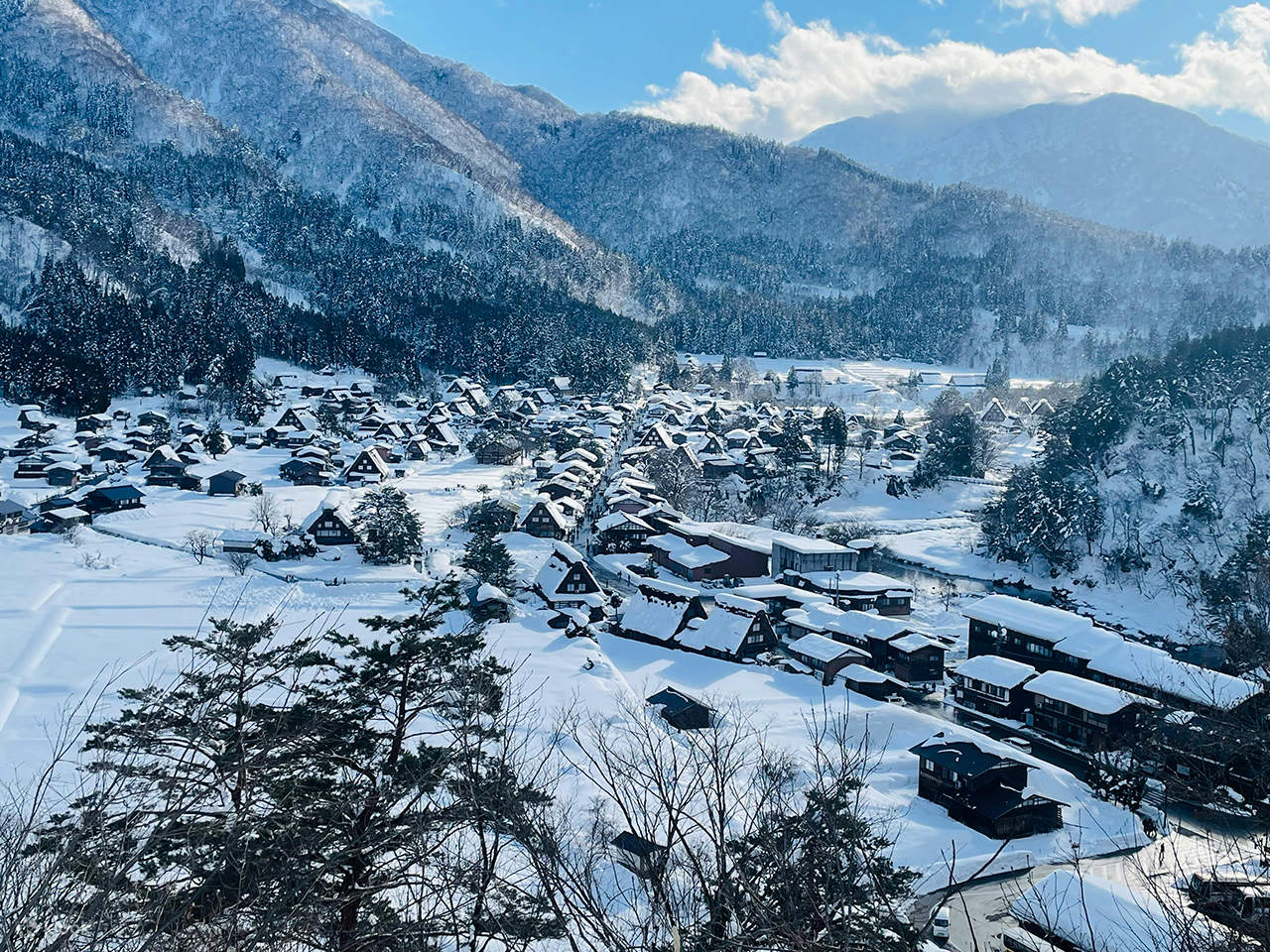 Mugoka Iluminasi Desa Gassho Shirakawa-go di Gerlyu Onsen & Aktivitas Salju di ...