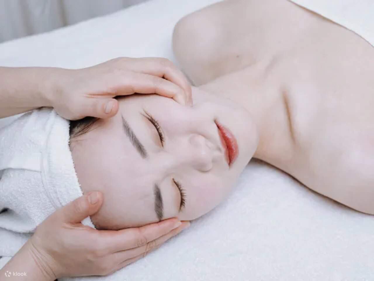 Découvrez des soins esthétiques professionnels pour le visage et le corps, axés sur l'affinage du visage, réalisés selon les techniques coréennes authentiques transmises de génération en génération, pour des résultats visibles.