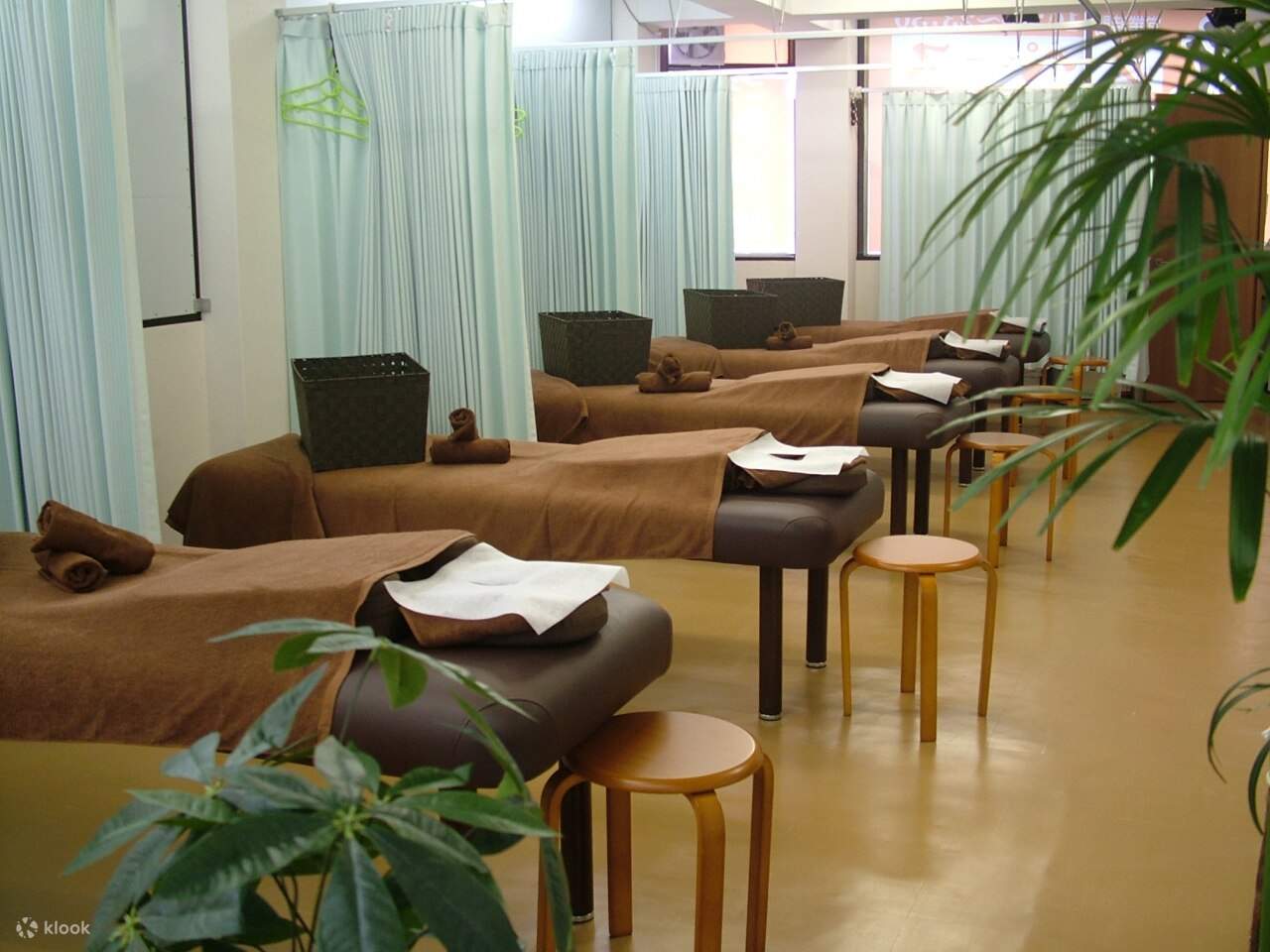 지바역에서 도보 3분, 나리타 공항까지는 약 40분 거리에 있습니다. 도쿄 디즈니 리조트, 지바 포트 타워, 도쿄역, 시나가와역, 아키하바라 등 인기 명소로의 접근성이 뛰어납니다.