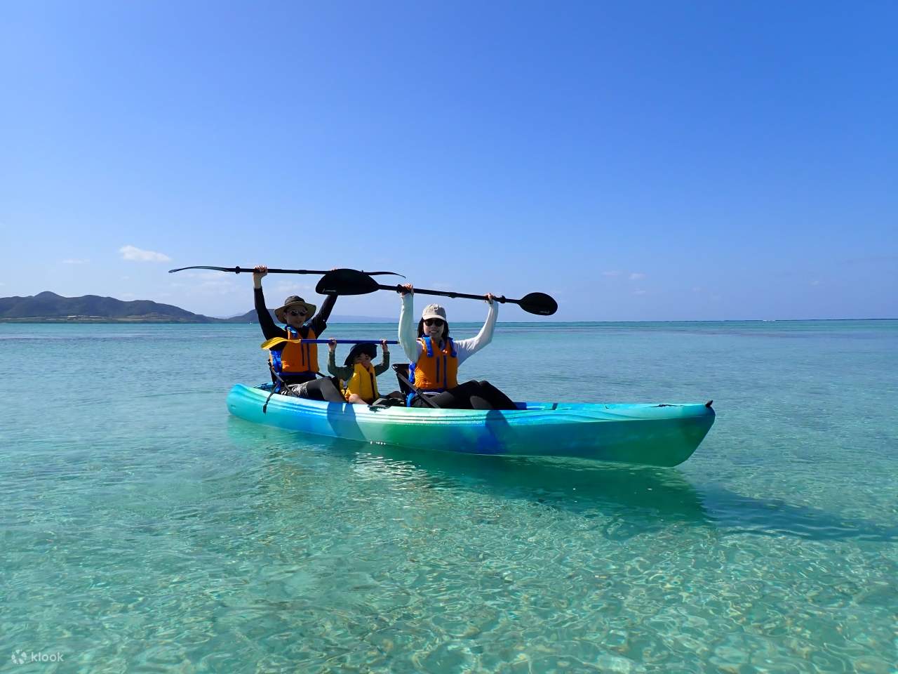 在石垣岛美丽的海洋中体验独木舟