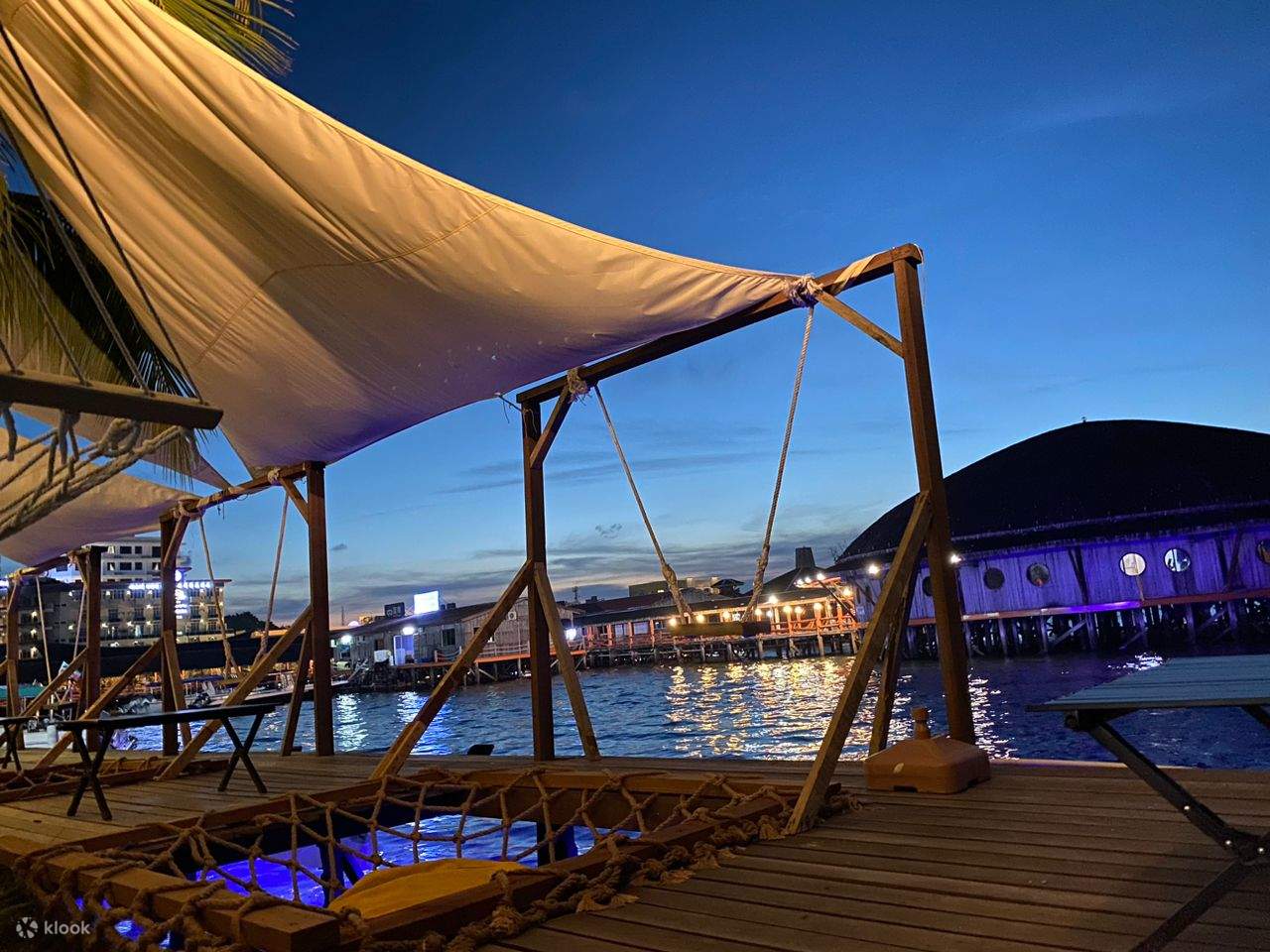 vista nocturna en Kalapa Cafe