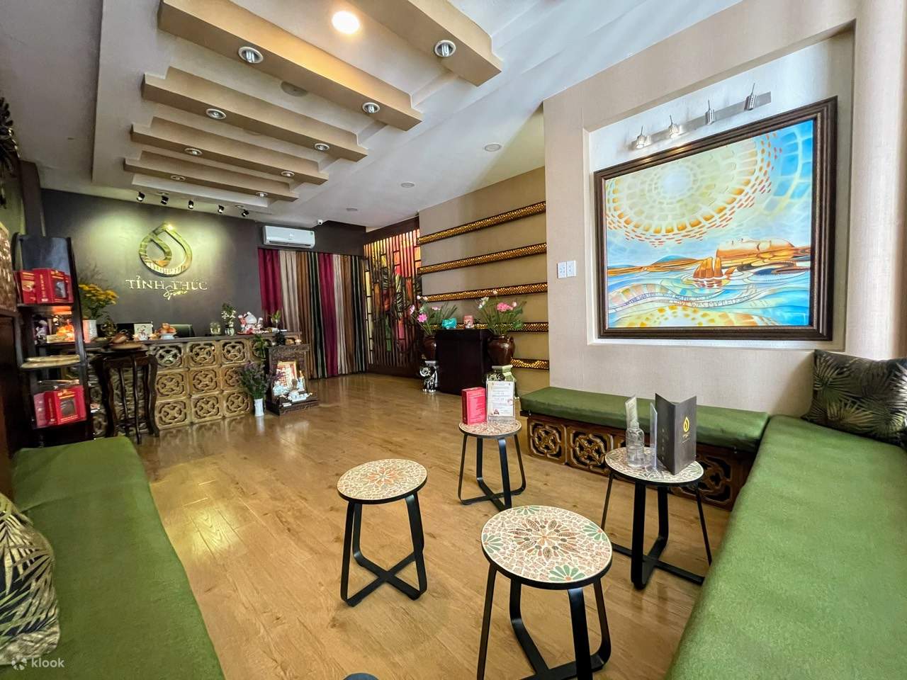 Pilih mana-mana tawaran mereka, daripada urutan kaki hingga rawatan seluruh badan, dan manjakan diri anda dari hujung kepala hingga hujung kaki