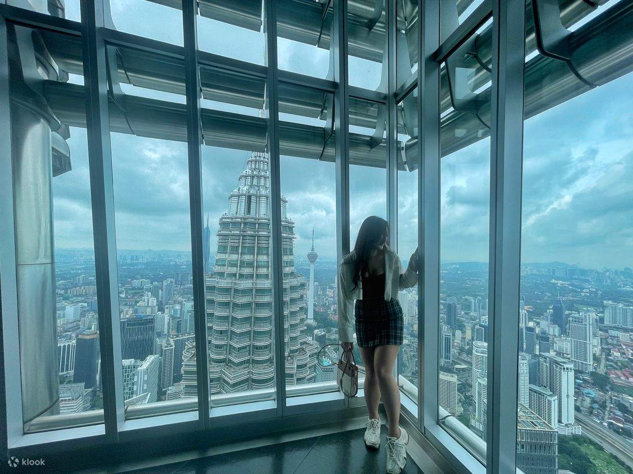 berfoto di petronas twin tower