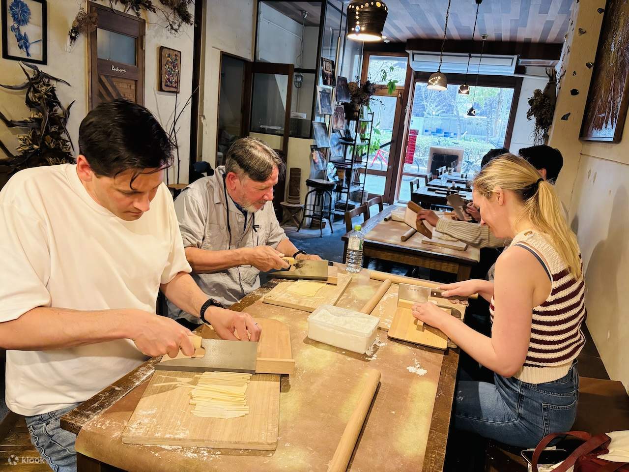 สัมผัสประสบการณ์ทำเส้นอูด้งและชิมรสชาติความอร่อยในเวลา 90 นาที ที่ โอซาก้า