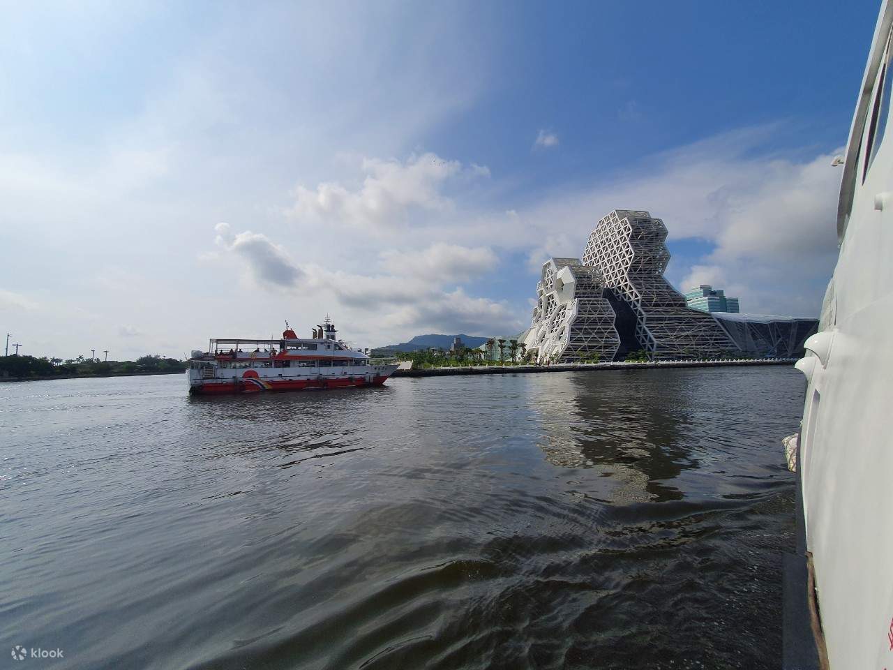 На лодке вы можете увидеть большие корабли, заходящие в порт вблизи.