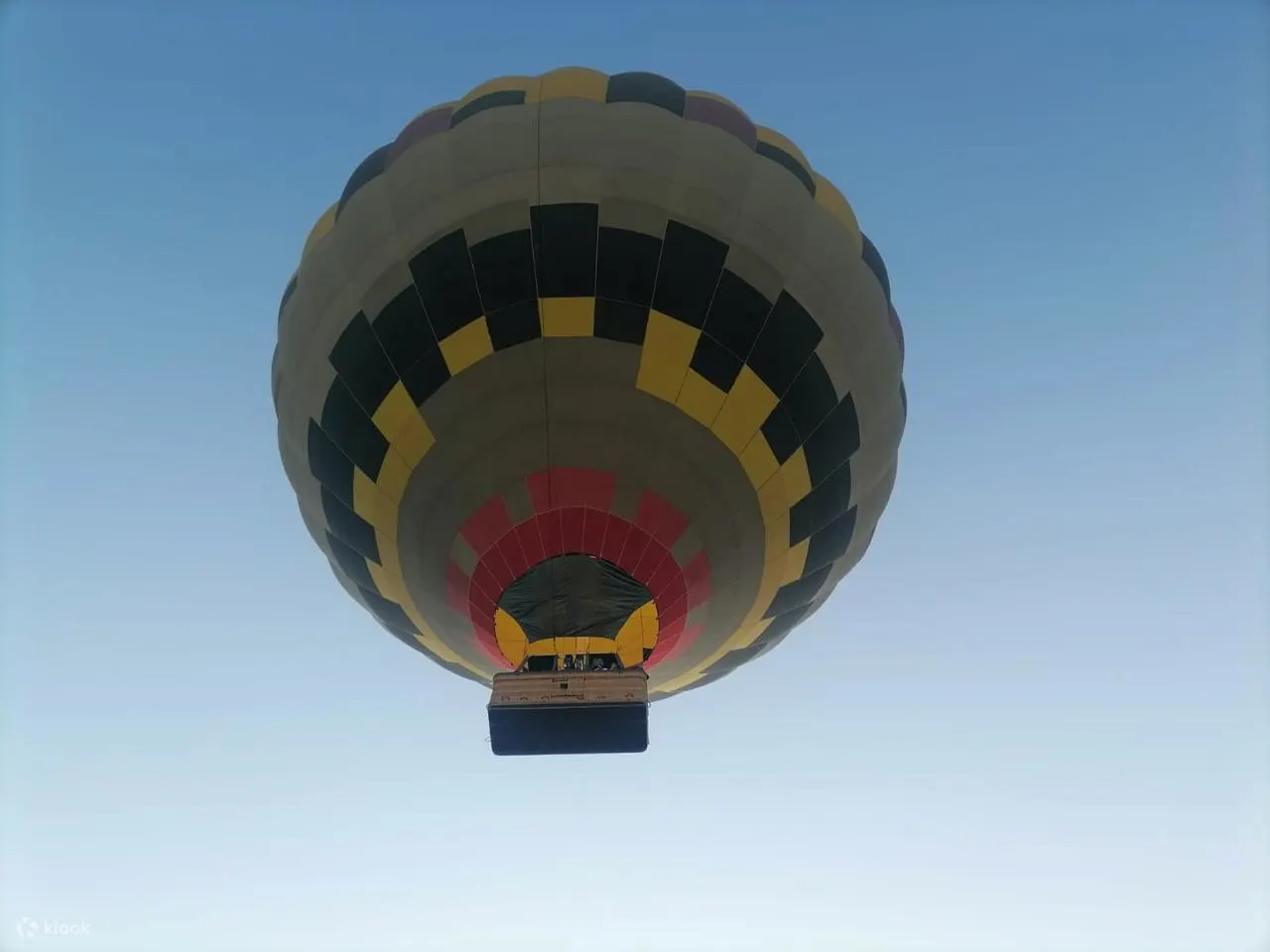漂浮在高空，一次宁静而难忘的热气球体验。