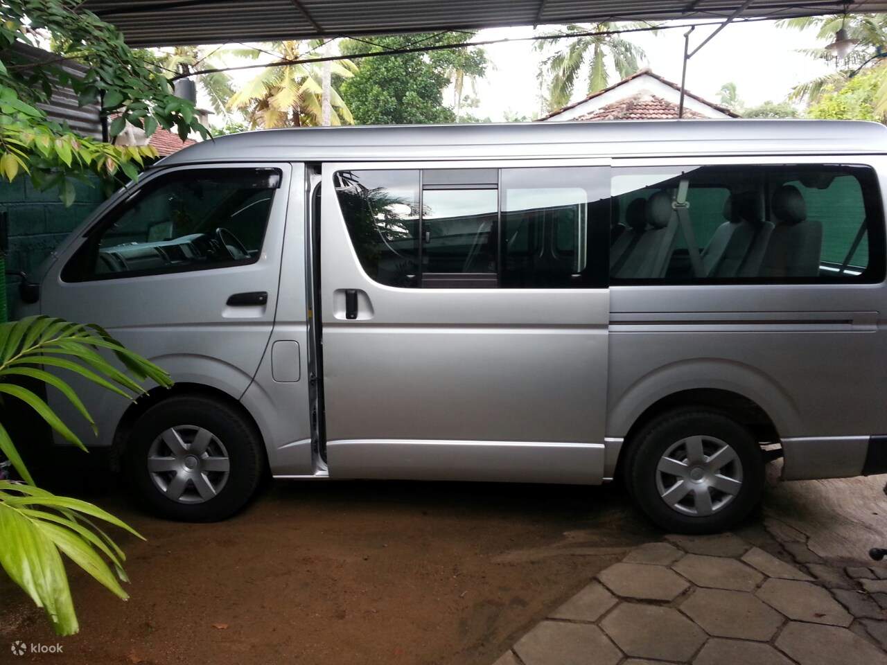camioneta estacionada en sri lanka