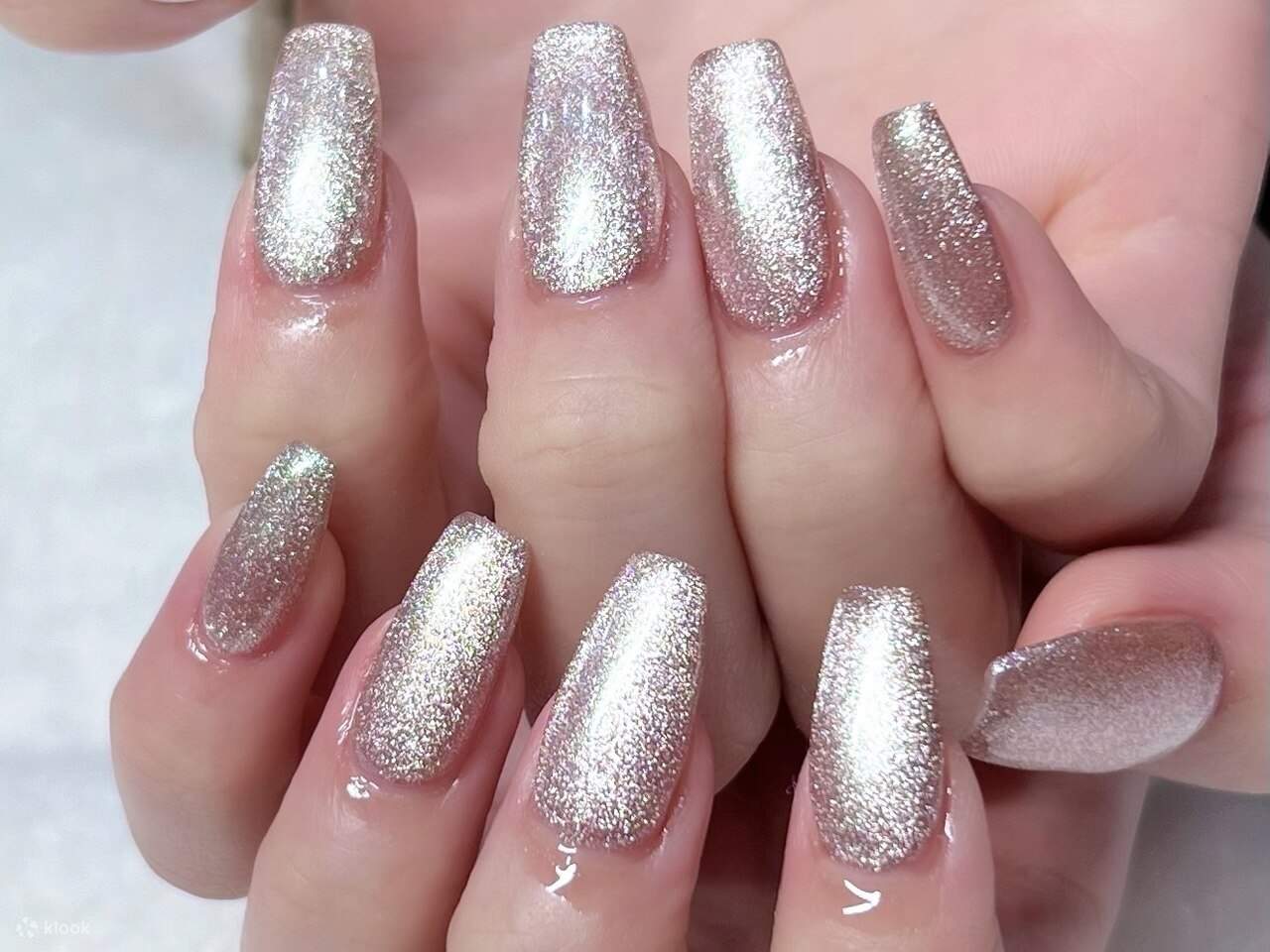 Reka bentuk seni halus yang dilukis tangan oleh jurusolek kuku Jepun, menggabungkan seni suasana dan elemen bermusim, mempersembahkan pengalaman seni kuku asli yang unik. Menyediakan aksesori watak kartun dan barang kemas, sangat sesuai sebagai cenderamat