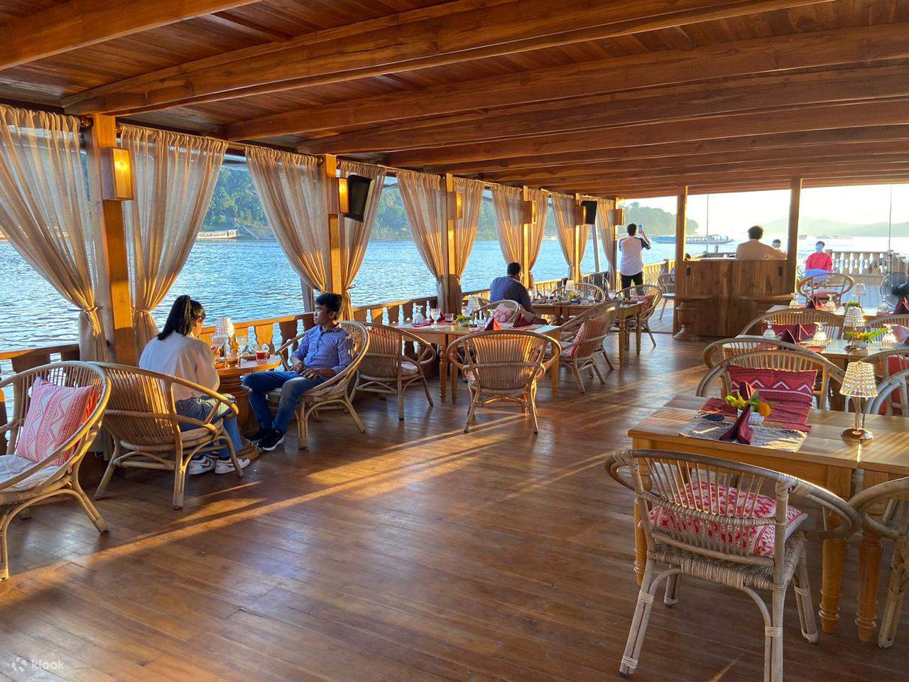 Admire la vista del Mekong desde la cubierta del barco