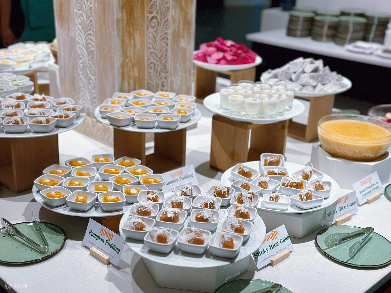 Royal Theater: Pertunjukan Tarian Apsara, Makan Malam Bufet dan Pengambilan dari Hotel