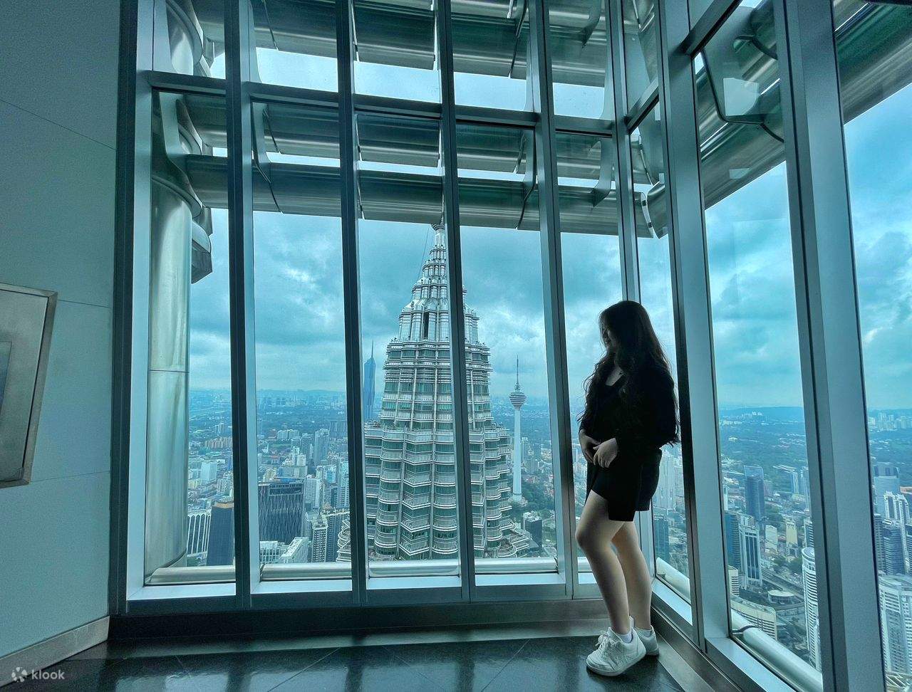 pemandangan panorama kota melalui jendela dari lantai ke langit-langit