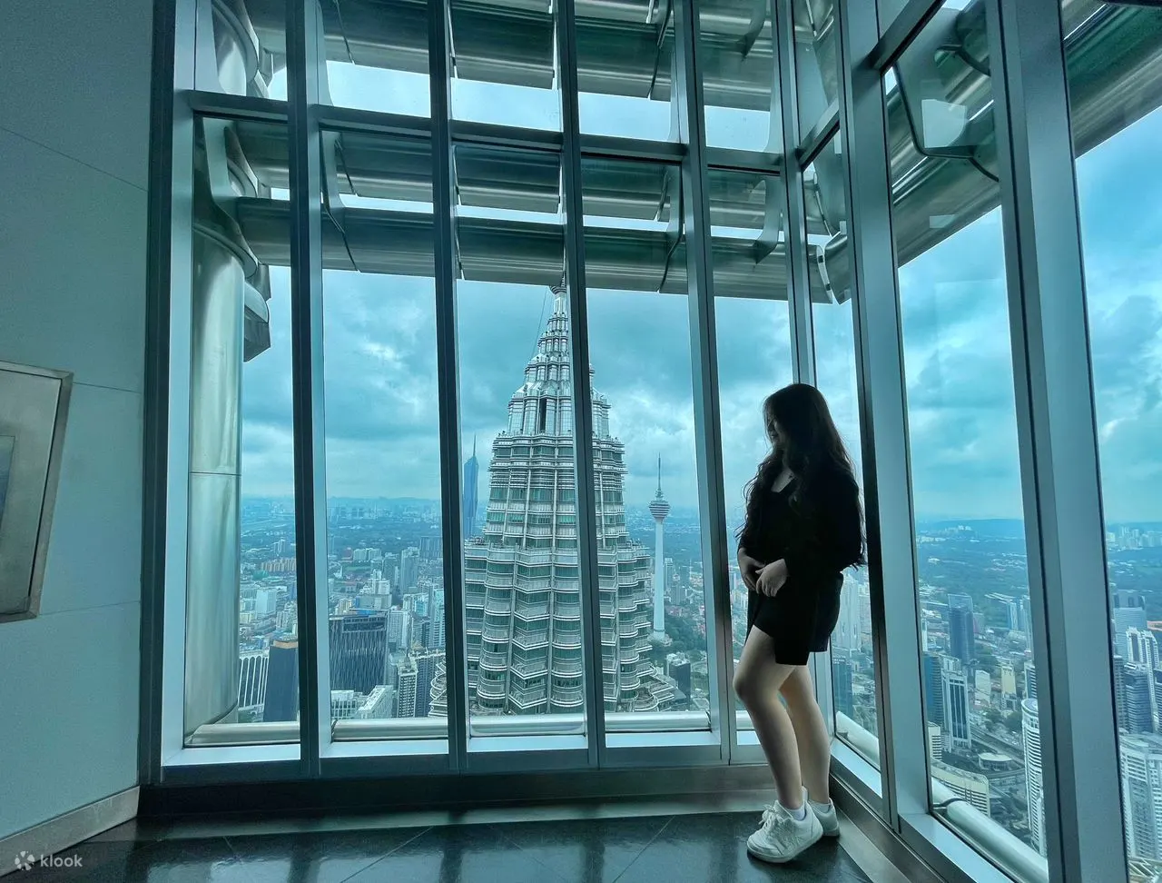透过落地玻璃窗欣赏城市全景