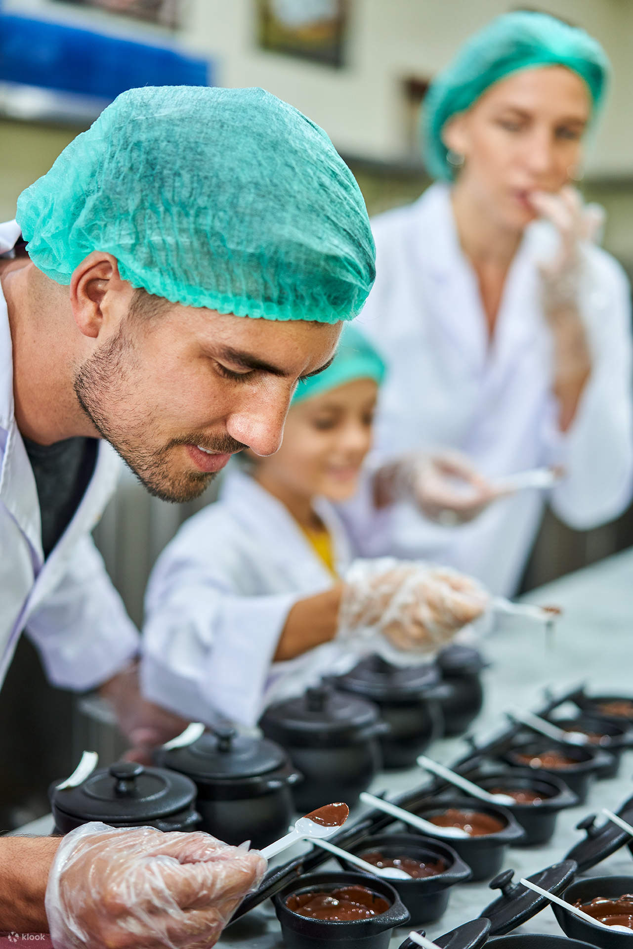 дегустация различных видов шоколадной пасты из разных регионов Индонезии