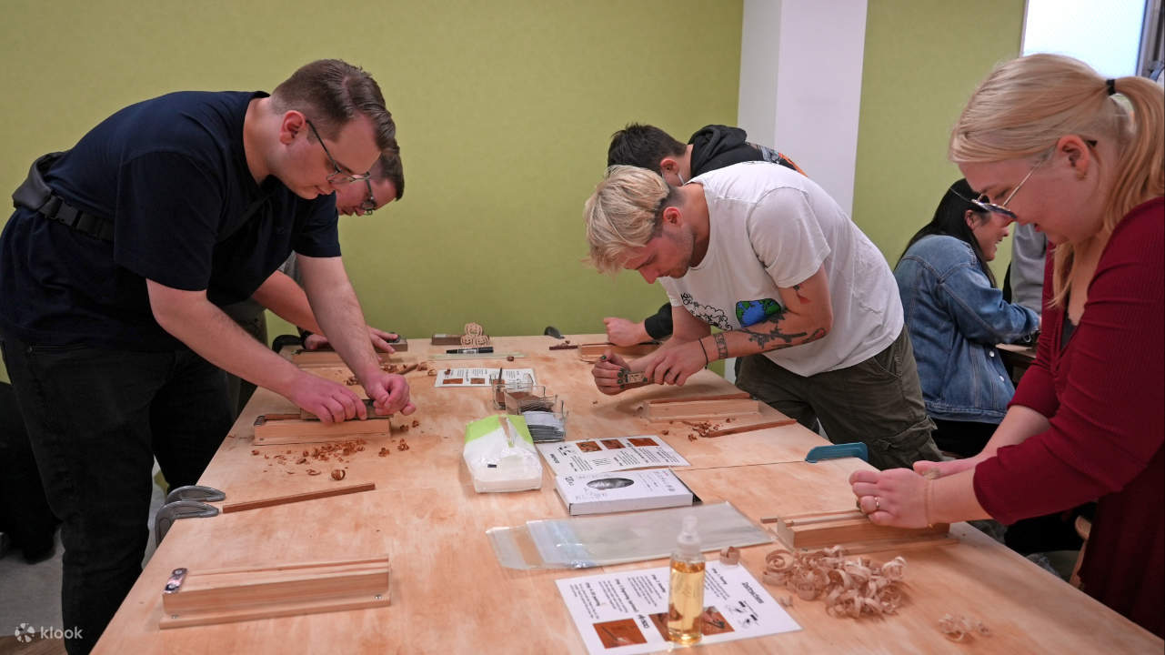 Creare bacchette da legni diversi: un paio per il ramen, un paio per vantarsi.
