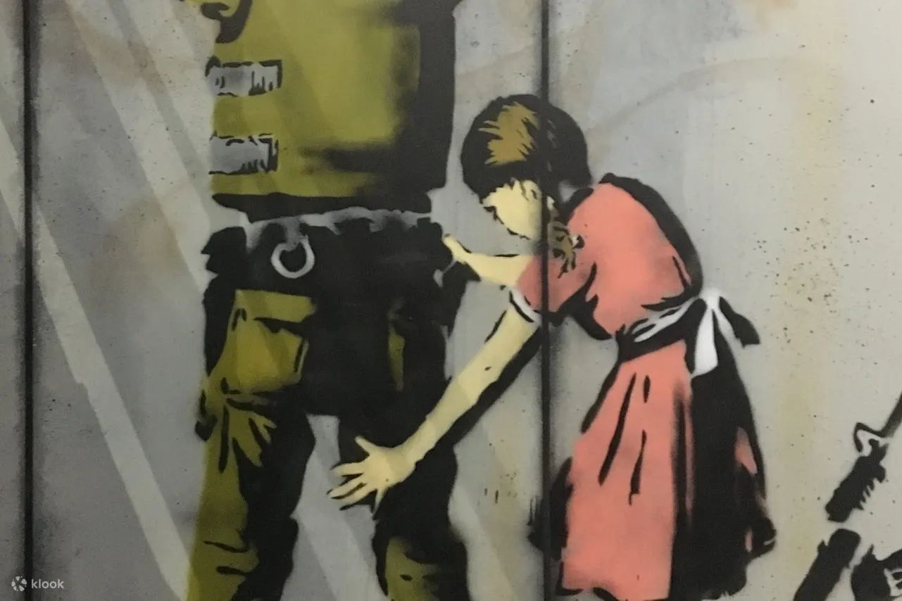 小女孩搜身警察
