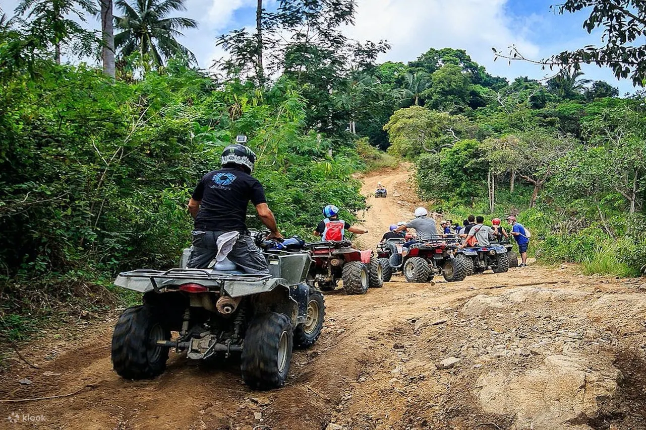 苏梅岛丛林中的 ATV 车手