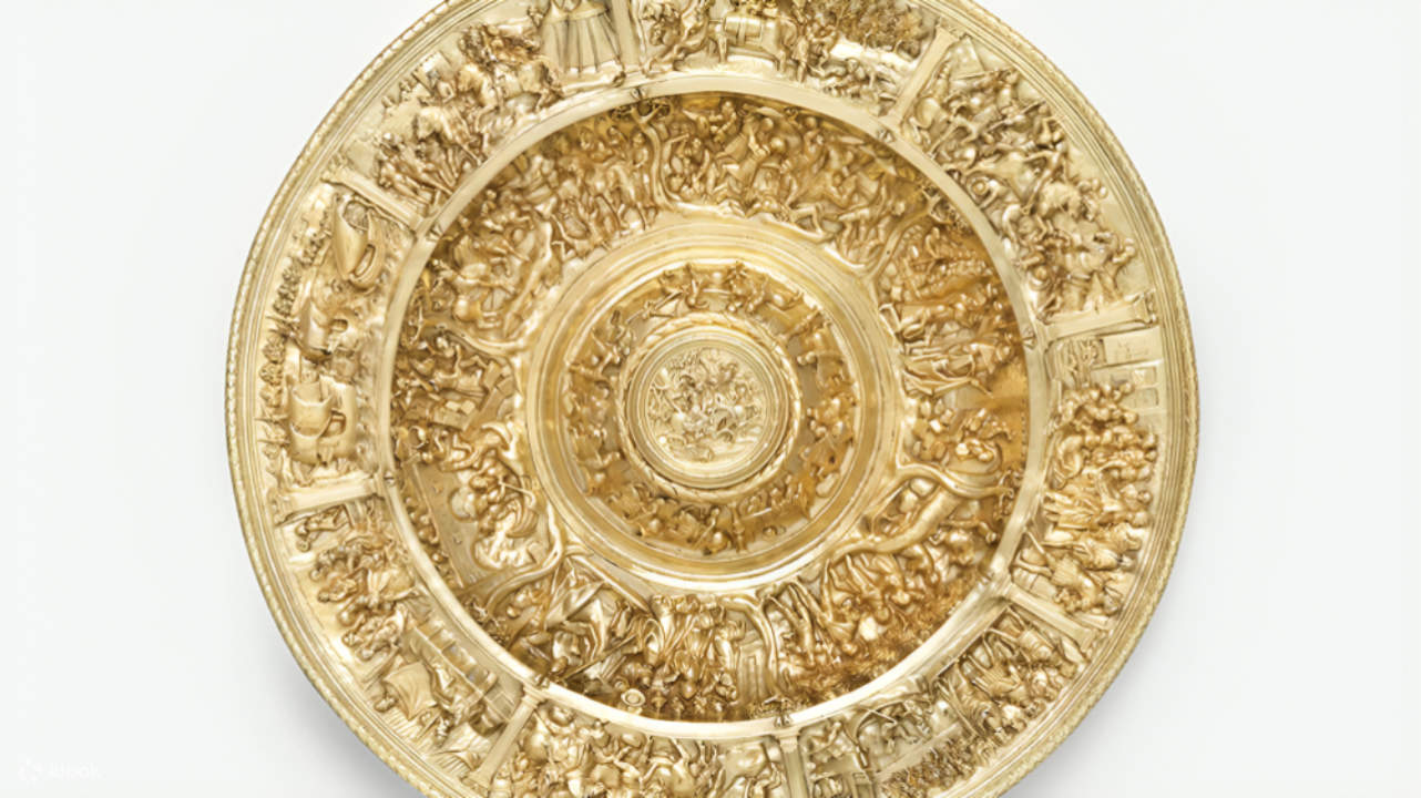 Ammira corone tempestate di diamanti che un tempo simboleggiavano il potere reale portoghese