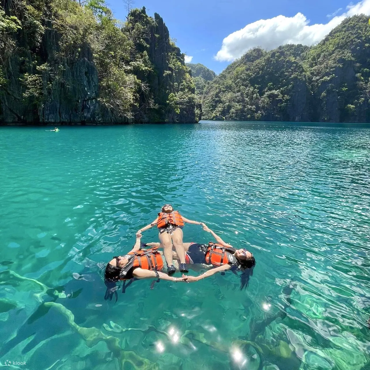 赞叹卡央根湖 (Kayang Lake) 的绝美景色，这里以清澈见底的湖水和令人屏息的石灰岩悬崖而闻名。