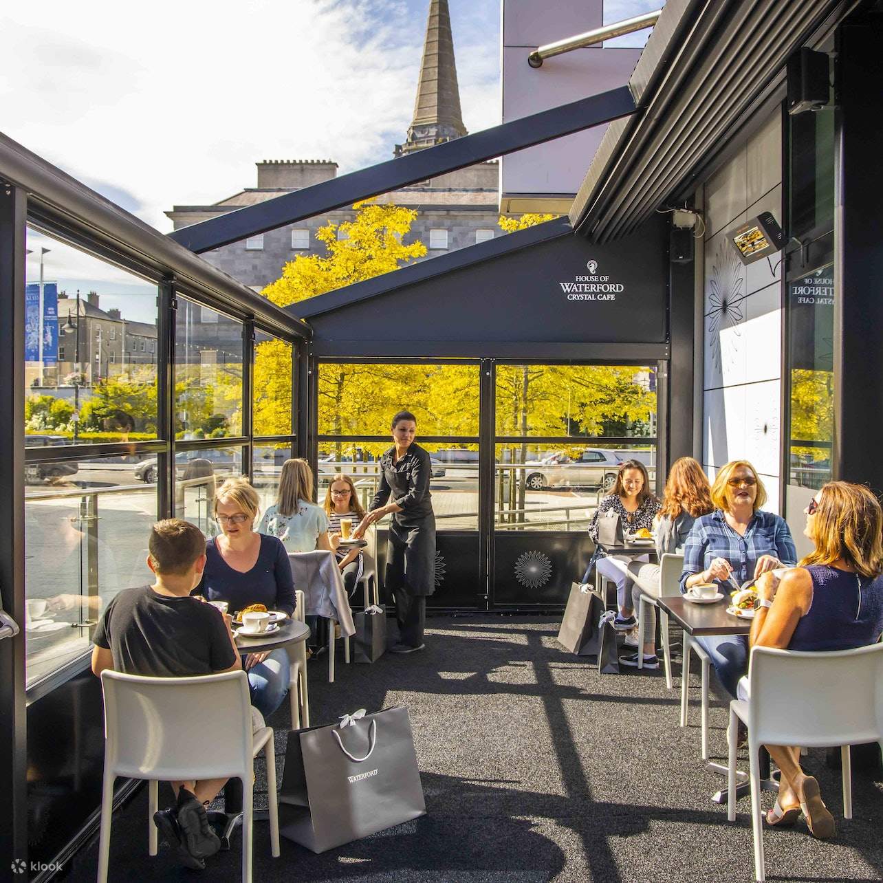 参加者はアフタヌーンティーを楽しんでいます