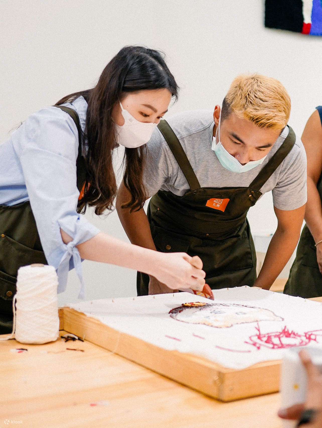 ไม่ต้องมีพื้นฐานก็ทำได้! ภายใต้คำแนะนำของครู คุณก็สามารถสร้างสรรค์พรม 