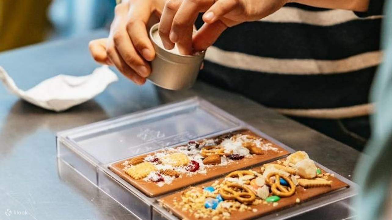 ผู้เข้าร่วมจะได้ดื่มด่ำไปกับบรรยากาศการทำช็อกโกแลตที่แสนสุข พร้อมกลิ่นหอมหวานอบอวล