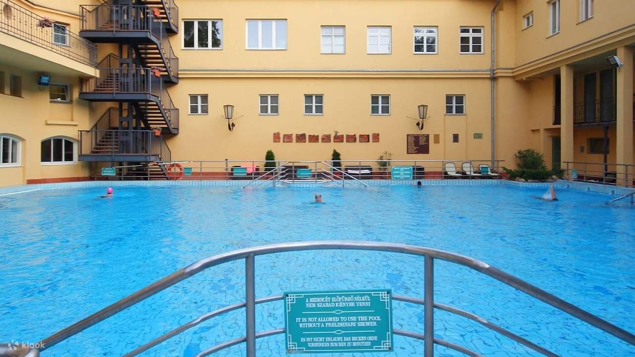 在盧卡奇溫泉浴場的迷人泳池中，體驗布達佩斯豐富的沐浴文化
