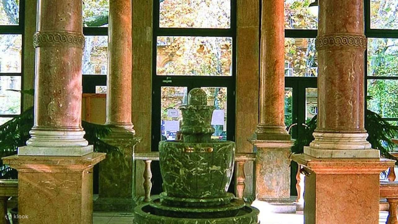 步入盧卡奇溫泉浴場（Lukacs Spa）充滿歷史氣息的大堂，感受其散發的永恆魅力和寧靜祥和