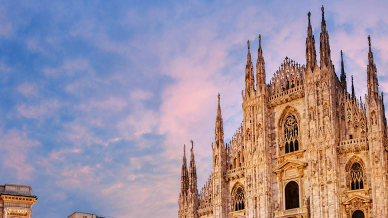 Sinar matahari keemasan terpantul dari arsitektur yang rumit, menyoroti detail Duomo yang menakjubkan dan indah.