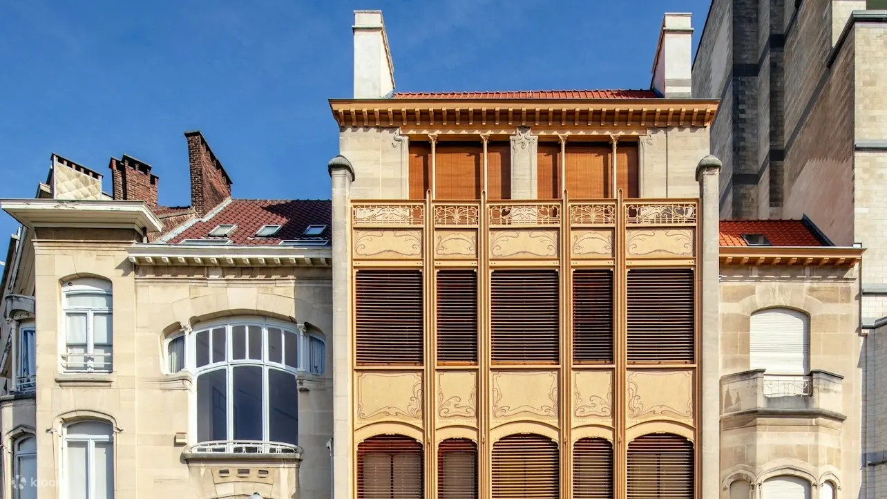 维克多·霍塔 (Victor Horta) 设计的标志性建筑（如 Hotel van Eetvelde）的优雅内饰