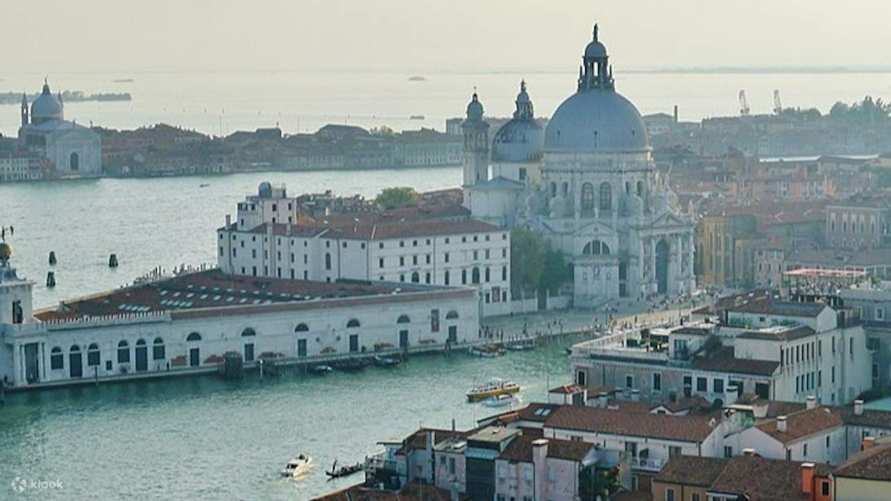 從聖馬可鐘樓頂端俯瞰全景，飽覽威尼斯的絕美風光