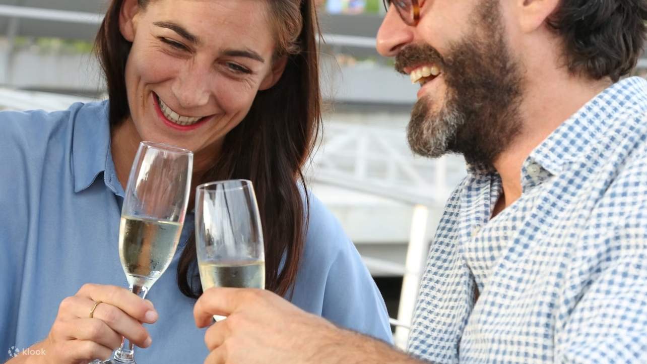 황금빛 석양 아래 지중해를 항해하며 카탈루냐산 카바와 상그리아를 즐겨보세요.