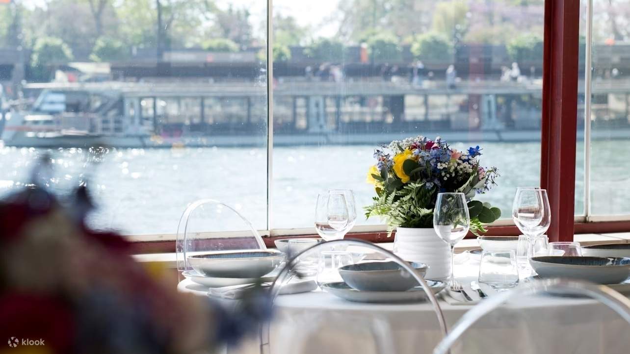 Nikmati bersantap dengan pemandangan Sungai Seine dan landmark ikonis Paris dari tempat duduk Anda