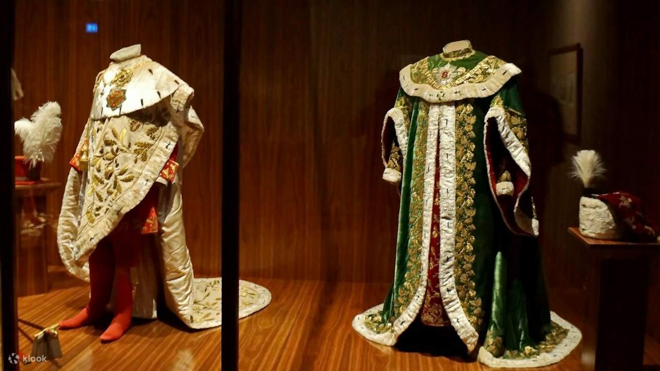Chiêm ngưỡng những bộ lễ phục lộng lẫy, thể hiện sự hùng vĩ và sang trọng của hoàng gia
