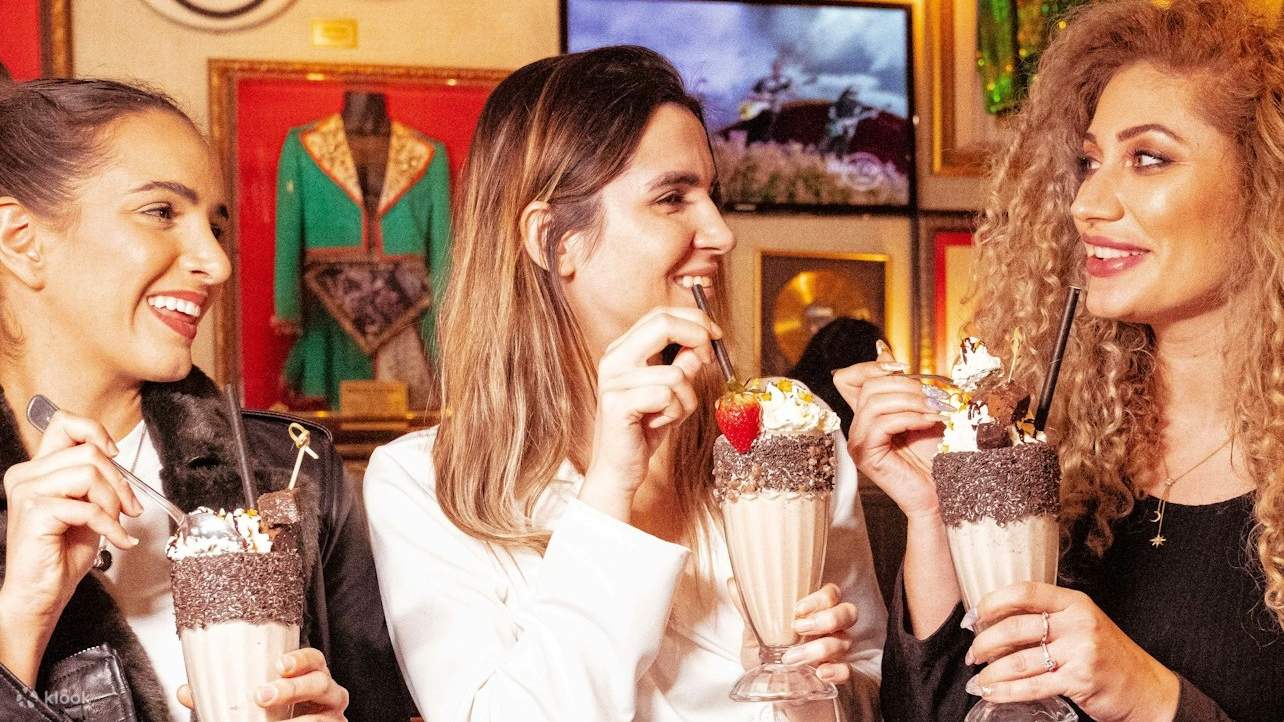 Des amis savourant de délicieux milkshakes ensemble au Hard Rock Cafe, partageant rires et amusement.
