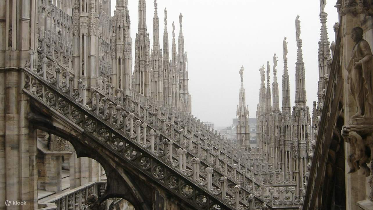 Menara dan patung Gotik menghiasi Duomo, menampilkan keindahan arsitektur dan keahlian yang rumit