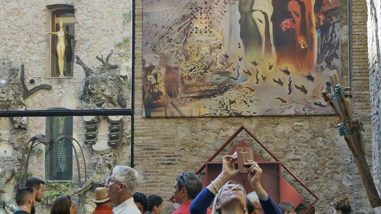 Les galeries dynamiques présentent l'évolution de Dalí, de ses premières œuvres à ses chefs-d'œuvre surréalistes.