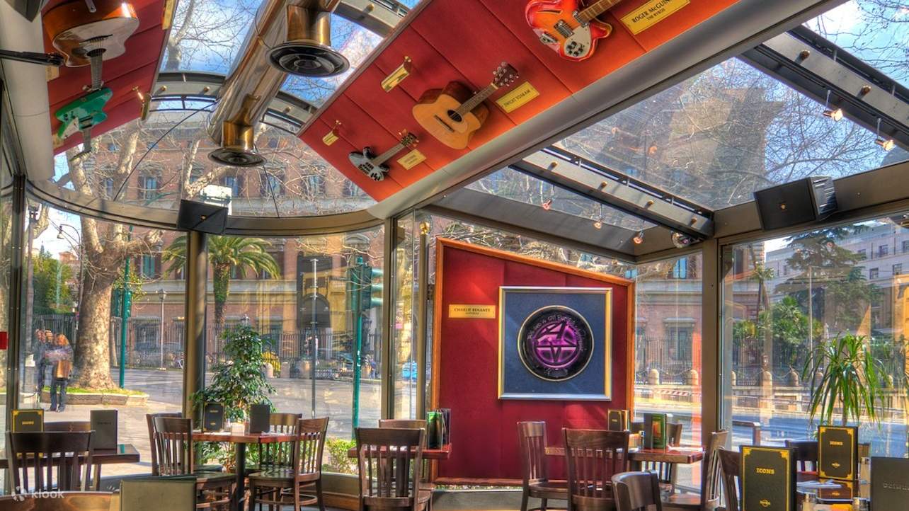 บรรยากาศที่มีชีวิตชีวาของ Hard Rock Cafe โรม, วัตถุที่ระลึกเกี่ยวกับร็อค, ดนตรีสด และการตกแต่งที่เป็นเอกลักษณ์