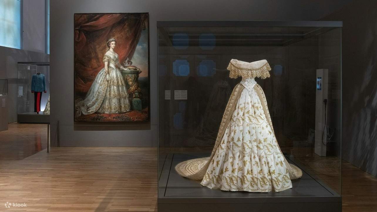 Admirez la réplique complexe de la robe de mariée emblématique de l'impératrice Élisabeth exposée.