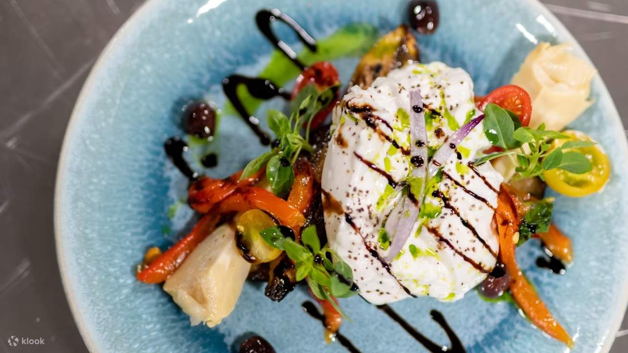 Nikmati hidangan Italia autentik dari Trattoria, yang disiapkan dengan cermat menggunakan bahan-bahan segar dan keahlian tradisional