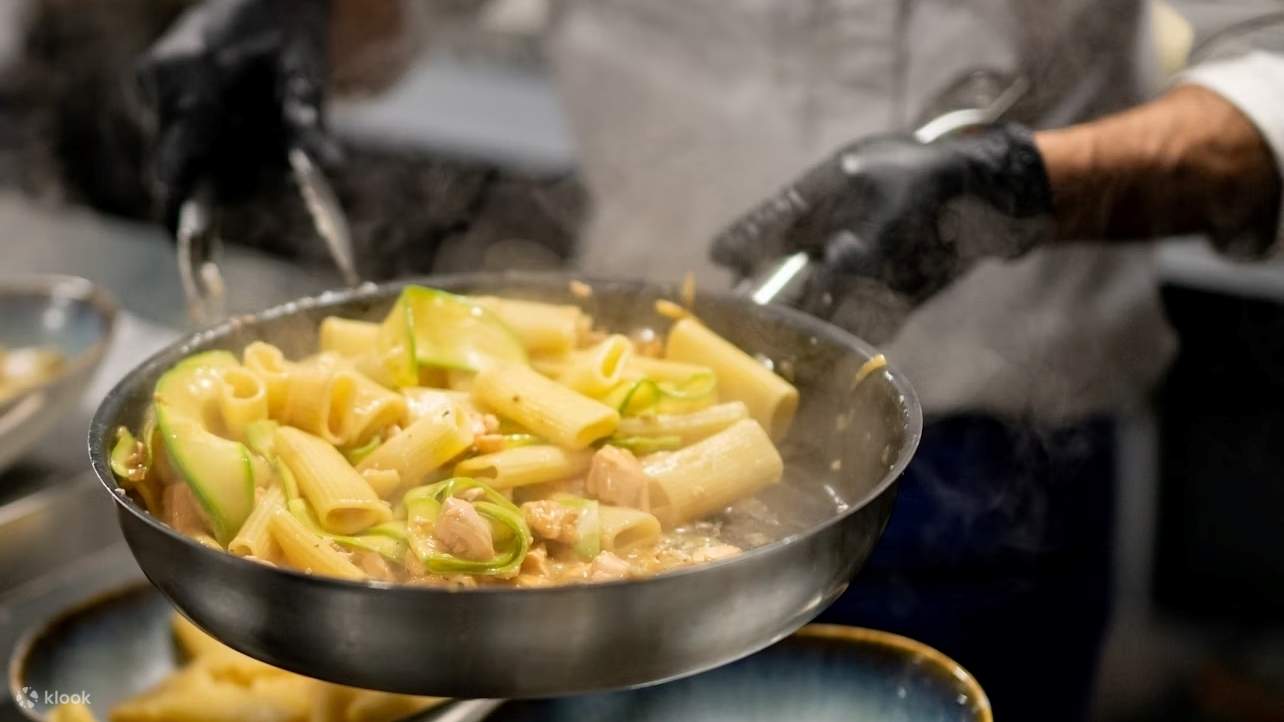 Nikmati pasta dan spaghetti khas Italia yang autentik, disiapkan dengan penuh cinta menggunakan bahan-bahan segar dan keahlian tradisional