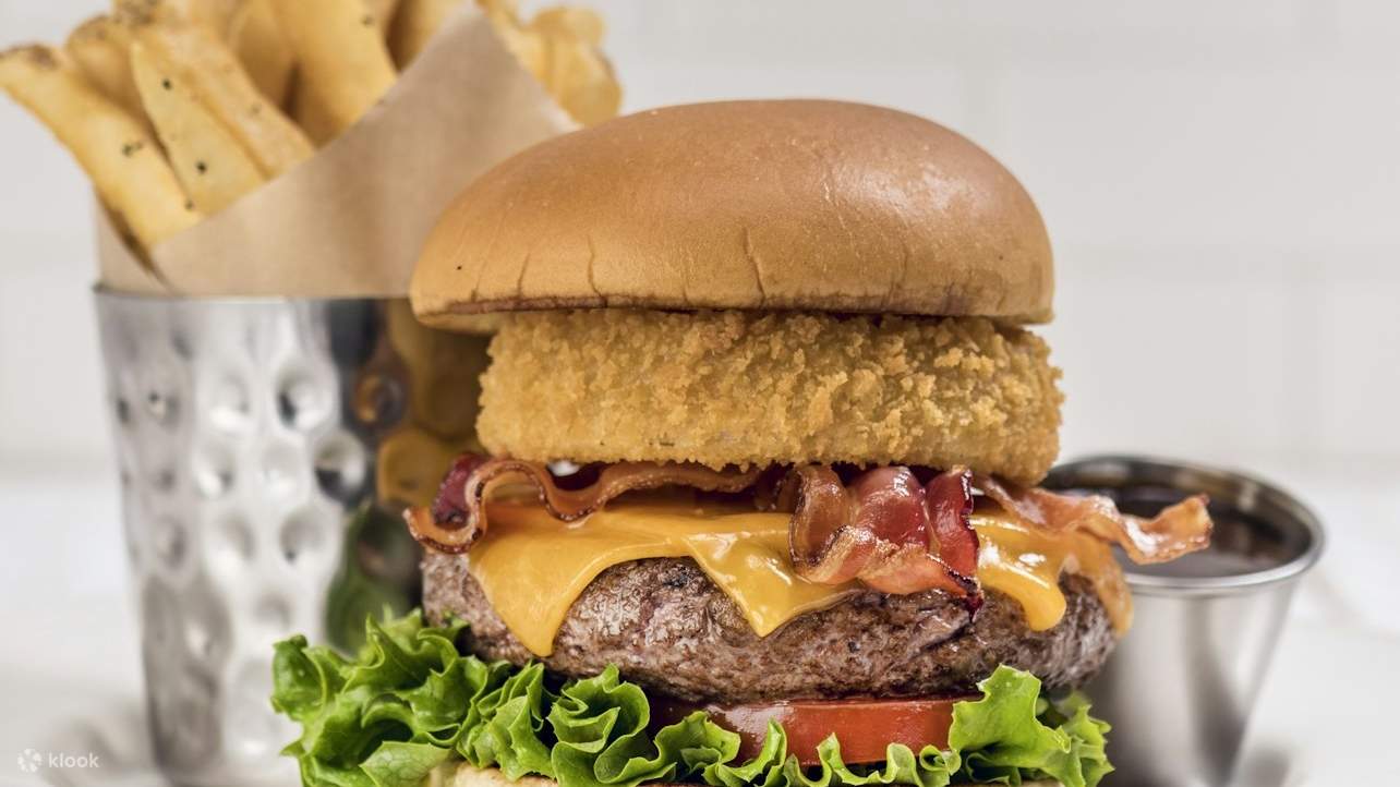 Burger emblématique Hard Rock offrant des saveurs riches, des ingrédients frais et une présentation de rockstar