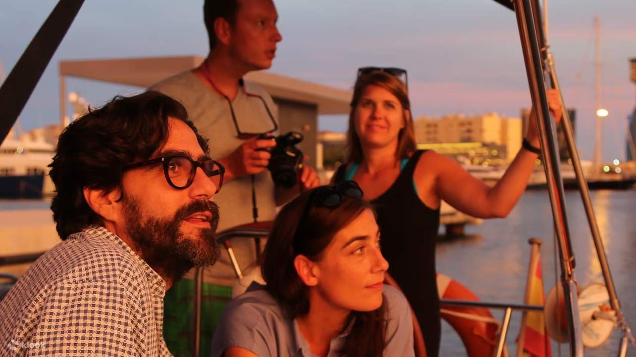 구엘 공원과 몬주익도 아름답지만, 석양 아래 즐기는 세일링은 비교할 수 없는 아름다움을 선사합니다.