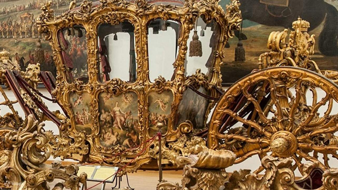 Laissez-vous émerveiller par les voitures impériales richement décorées et les moyens de transport royaux des siècles passés