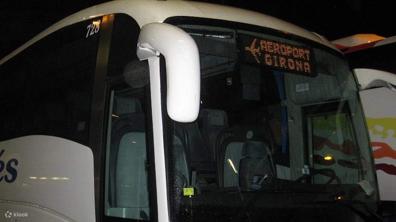 Der Transferbus parkte am Flughafen Girona, bereit für einen stressfreien City-Transfer