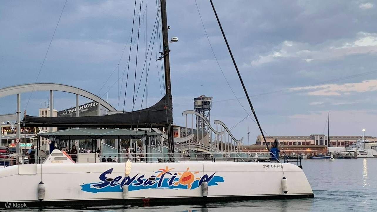 El catamarán atracó en el puerto, listo para la aventura con aguas resplandecientes cerca.