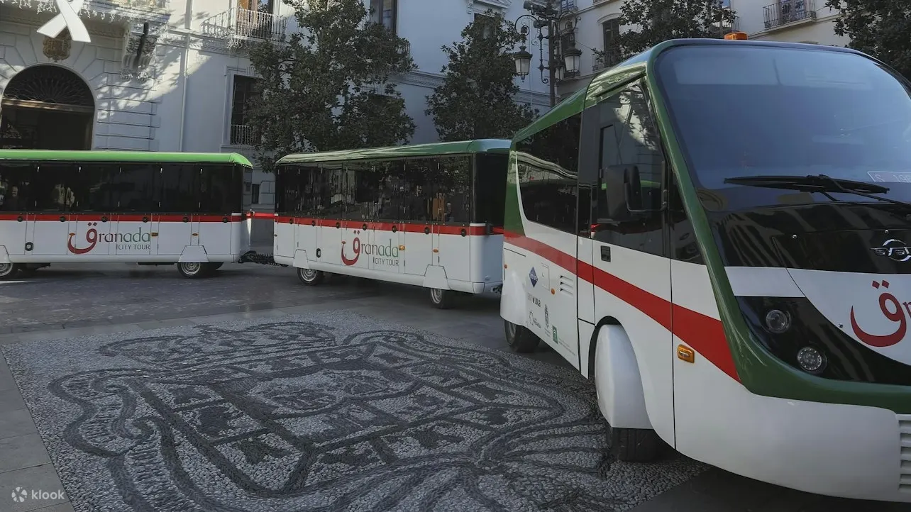 穿过悲伤大道 (Paseo de los Tristes)，这是格拉纳达最美丽的景点之一
