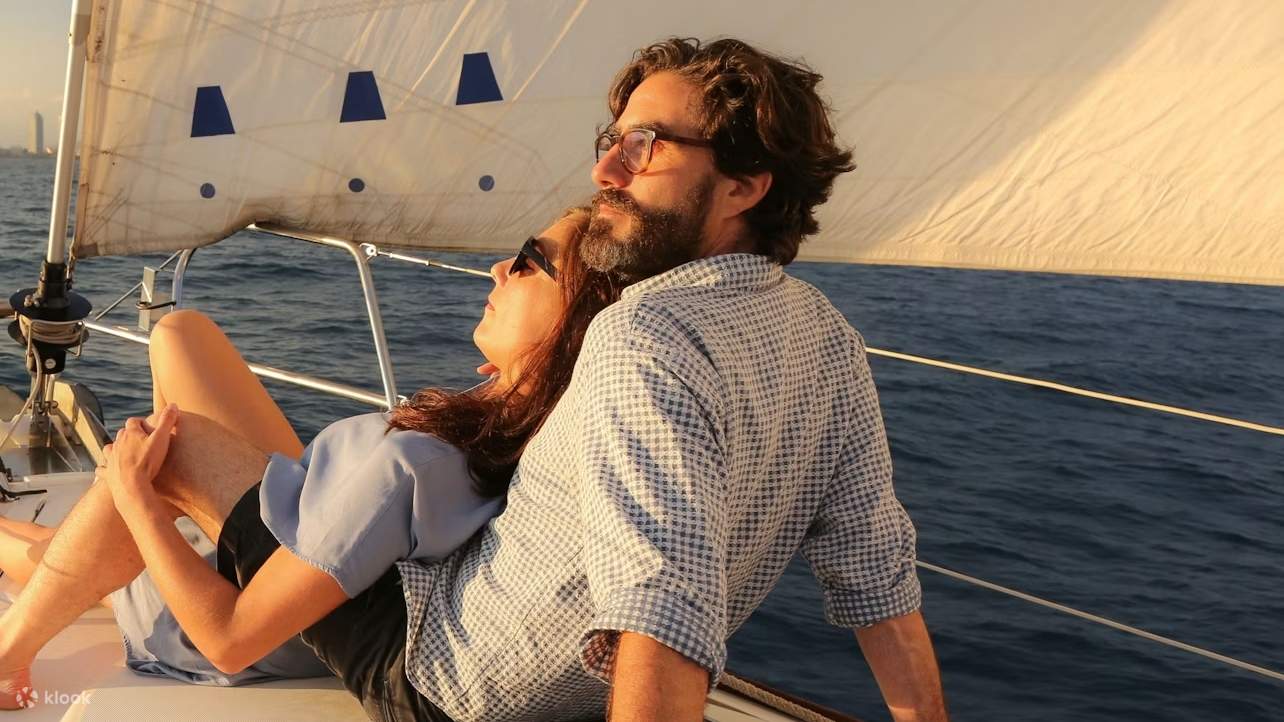 지중해의 석양을 배경으로 바르셀로나의 스카이라인이 빛나는 잊지 못할 순간을 사진으로 담아보세요.